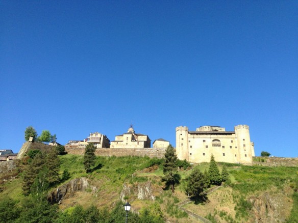 プエブラ・デ・サナブリアのお城、丘の下からの眺め